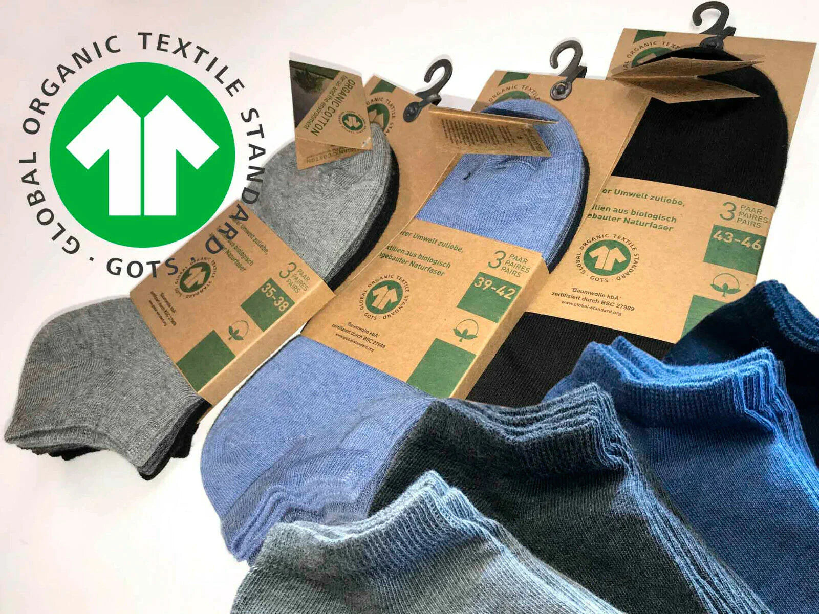 Auf dem Bild siehst du Bio Sneaker Socken für Damen in den Farben schwarz, grau und Blau mit GOTS Siegel.