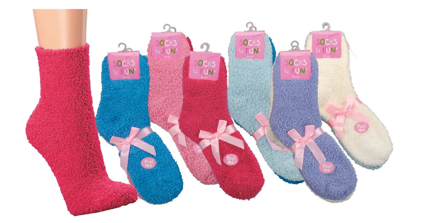 Auf dem Bild siehst du bunte Kuschelsocken verziert mit eine gebundenen Schleife. Ideal auch als Geschenk.