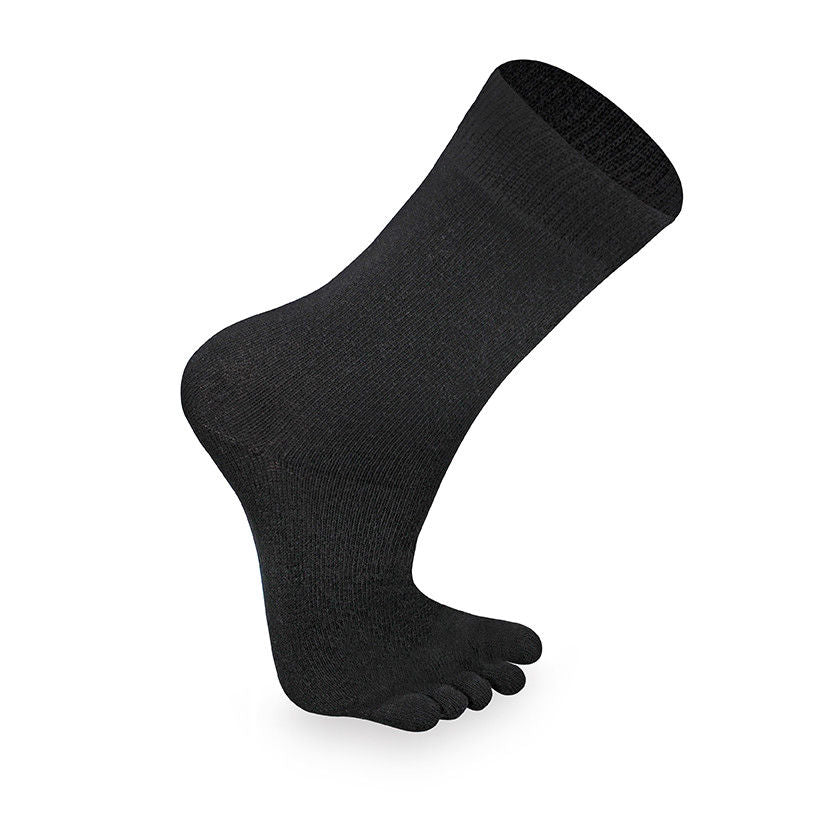 Auf dem Bild siehst du Eine Zehensocke in schwarz. Die Socke ist fein gestrickt und wenn man das Material berücksichtigt eine gute Wahl für den Sommer.