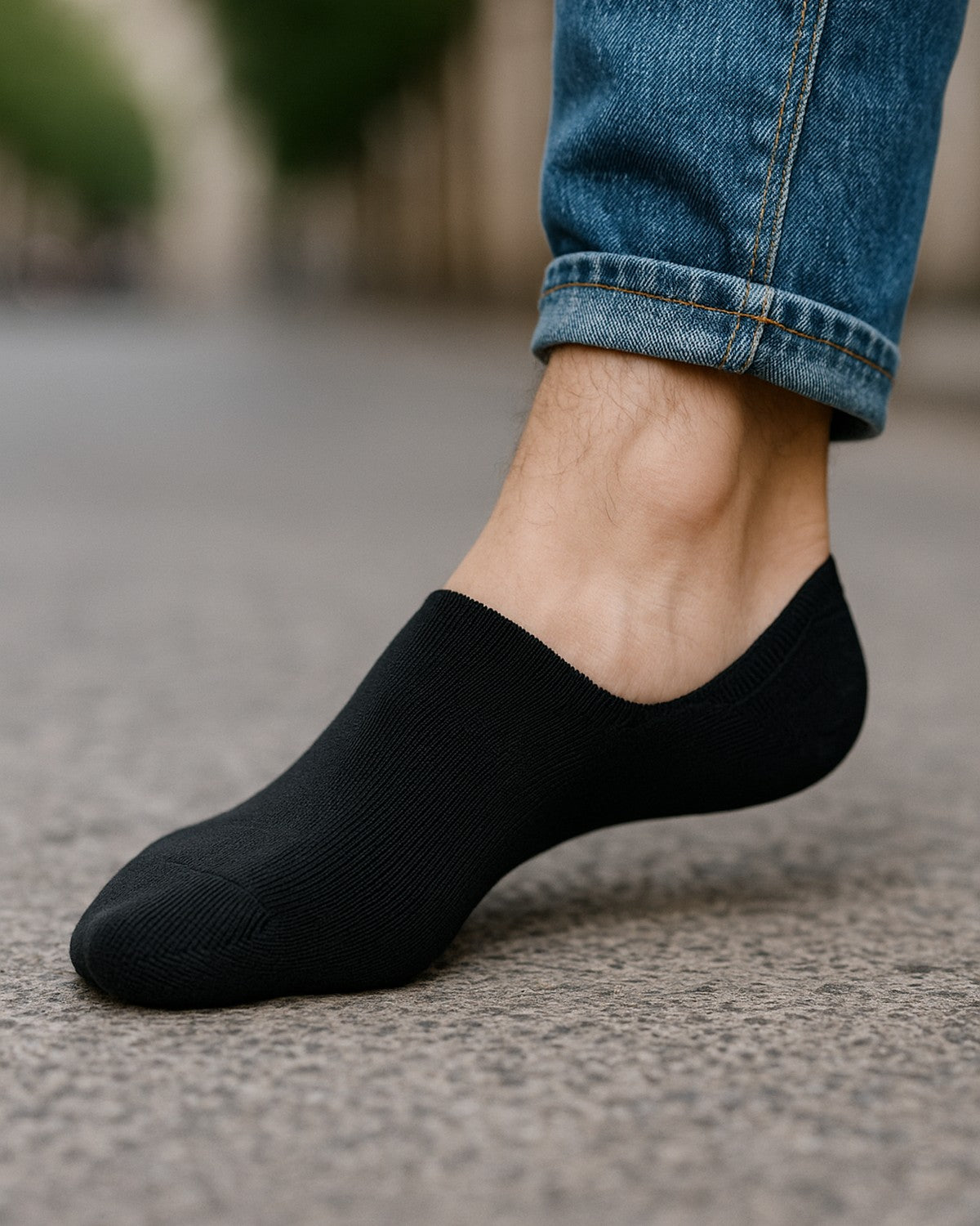 Schwarzer Füßling für Herren im Sneaker, nah aufgenommen, rutschfest und atmungsaktiv