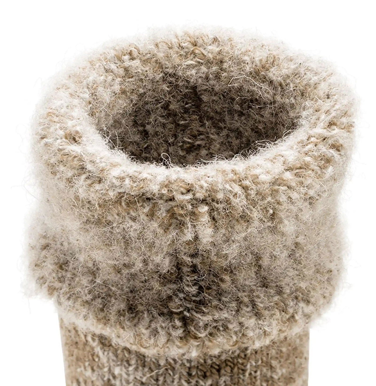 Thermo ABS Socken: Nahaufnahme des flauschigen, umgeschlagenen Sockenbunds aus beiger Wolle, der die weiche, wärmende Textur und hochwertige Verarbeitung der Thermosocken zeigt.