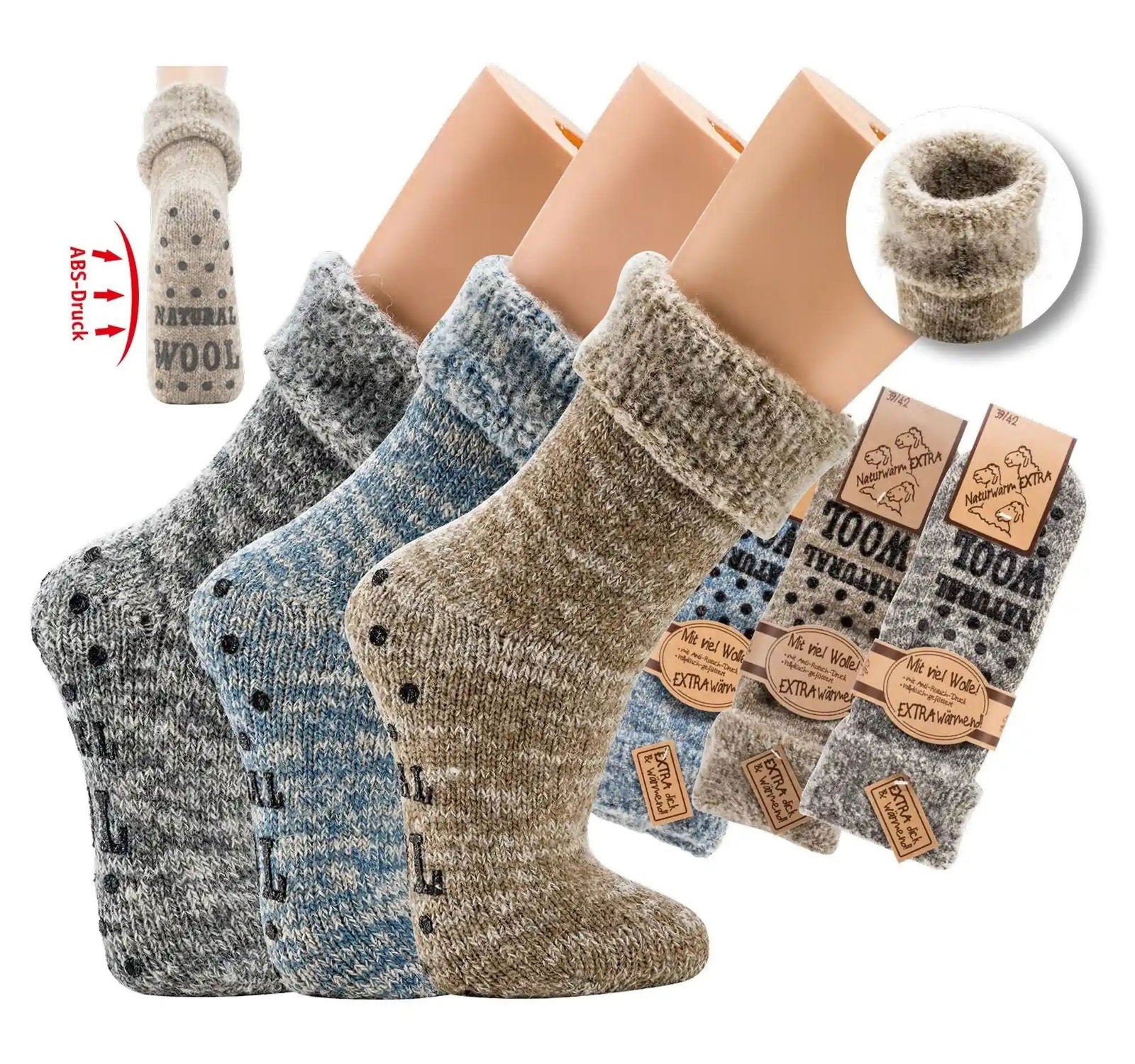 Thermo ABS Socken in grau, blau und beige Melange, mit rutschfester ABS-Sohle, warmem Umschlag und hohem Wollanteil, präsentiert auf transparenten Sockendisplays mit Produktetiketten