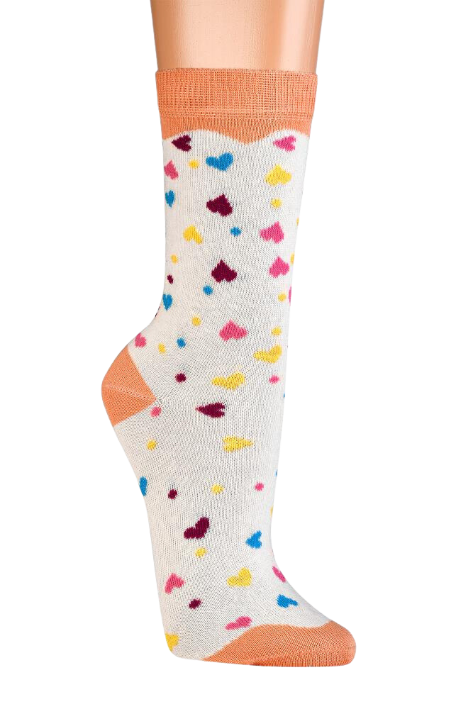 bunte Damensocken Teenagersocken im Donutdesign mit weißem Hintergrund, bunten Herzmustern in Blau, Pink, Gelb und Lila sowie apricotfarbenen Bündchen und Ferse