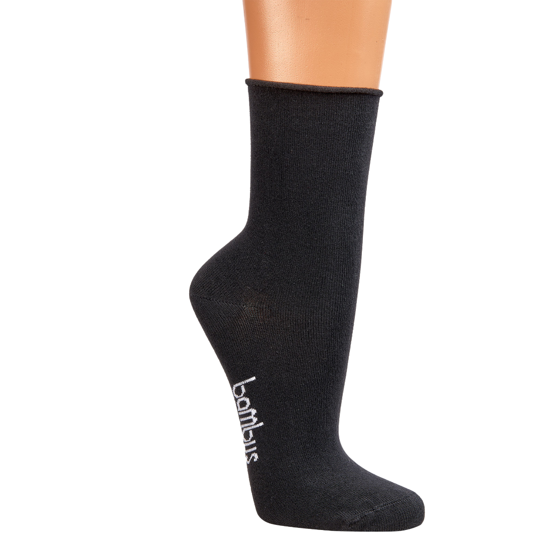 Handgekettelte Bambussocken mit venenfreundlichem Rand. Nahaufnahme auf Dekofuß.