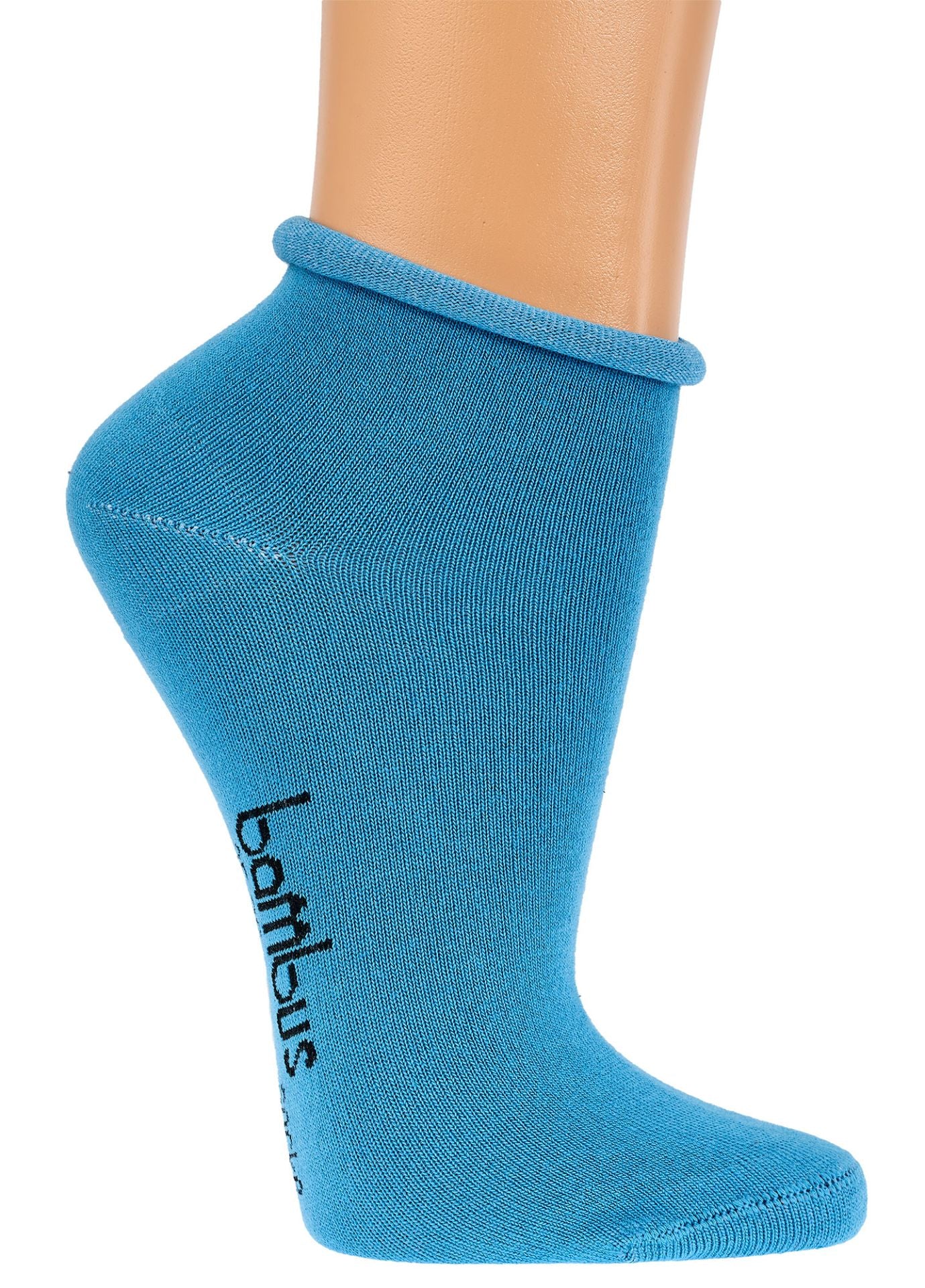 Auf dem Bild siehst du hellblaue Bambus Viskose Socken mit Rollrand. Bambus Schriftzug unter der Sohle.