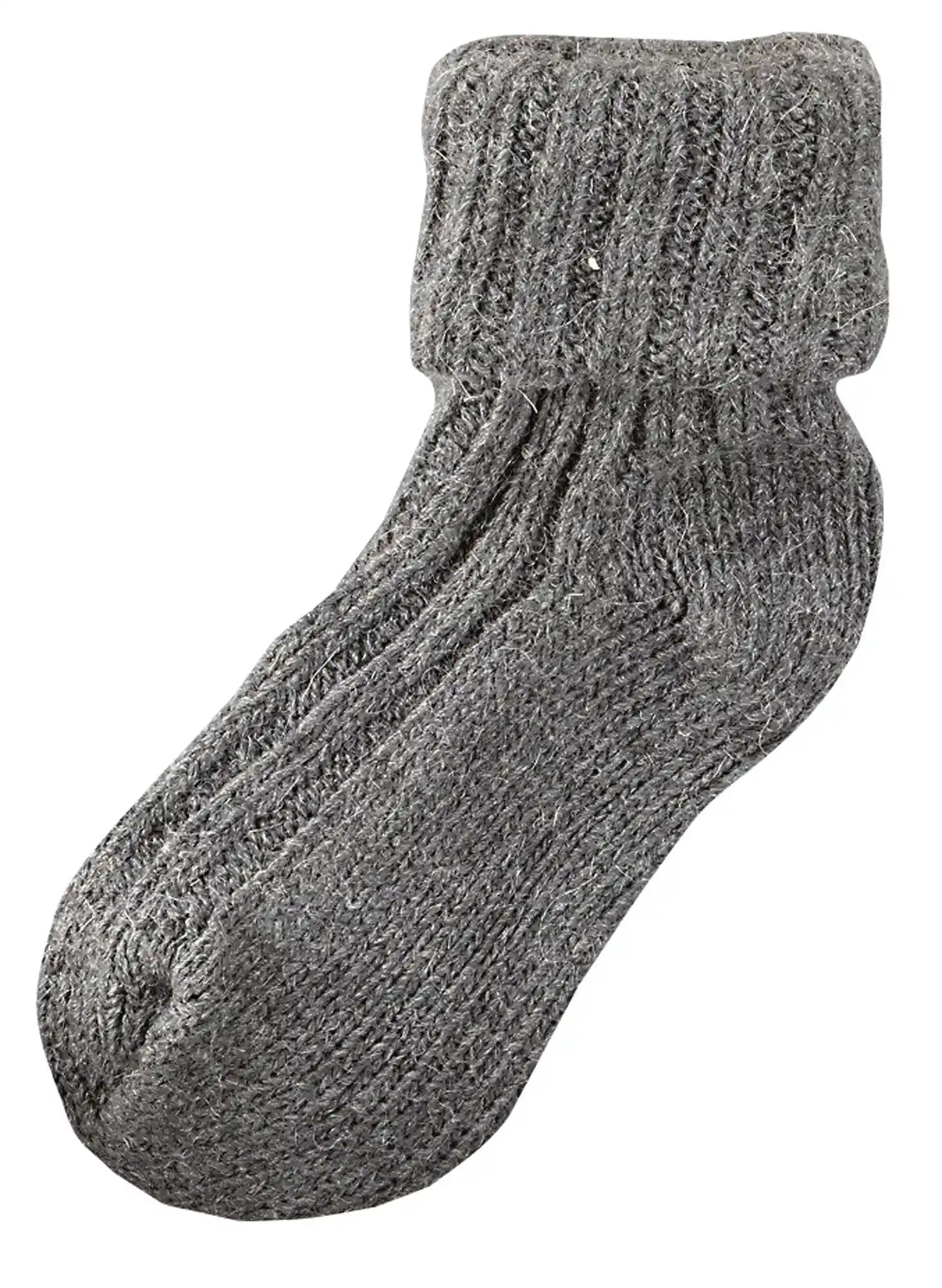 Nahaufnahme einer grauen Socke mit Alpakawolle und Schafwolle.