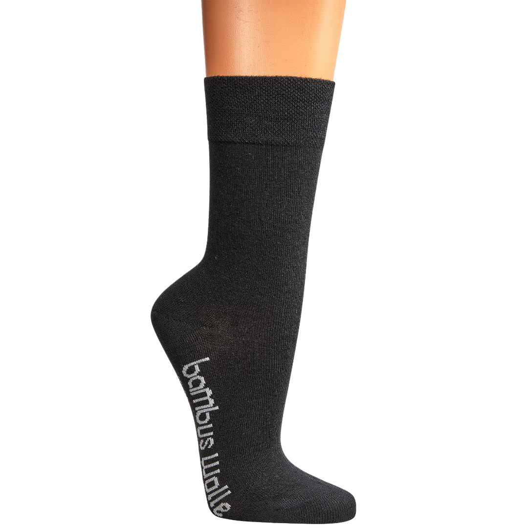 Schwarze Bambus-Viskose Socken mit Wolle und Komfortbund, einzeln präsentiert auf orangefarbenem Sockenhalter, zeigt die hochwertige Strickqualität und das markante Logo am Fußbereich