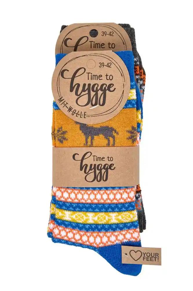 3 oder 6 Paar bunte Norweger Socken mit Elch-Motiv und nordischem Muster, hygge Wollsocken in Blau, Gelb und Orange mit Time to Hygge Etikett, Größe 39-42