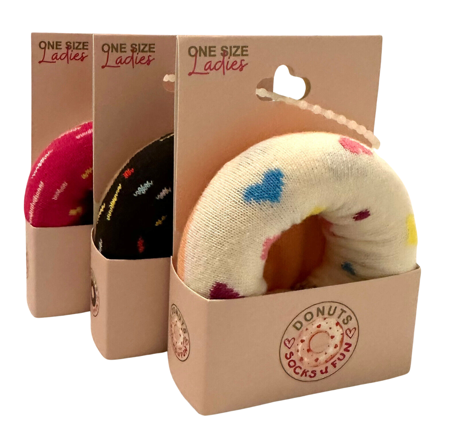 Teenagersocken im Donutdesign, verpackt in beigen Kartonhaltern mit Donut-Logo, drei verschiedene Sockenmuster in Rot, Schwarz und Weiß mit bunten Donut-Motiven