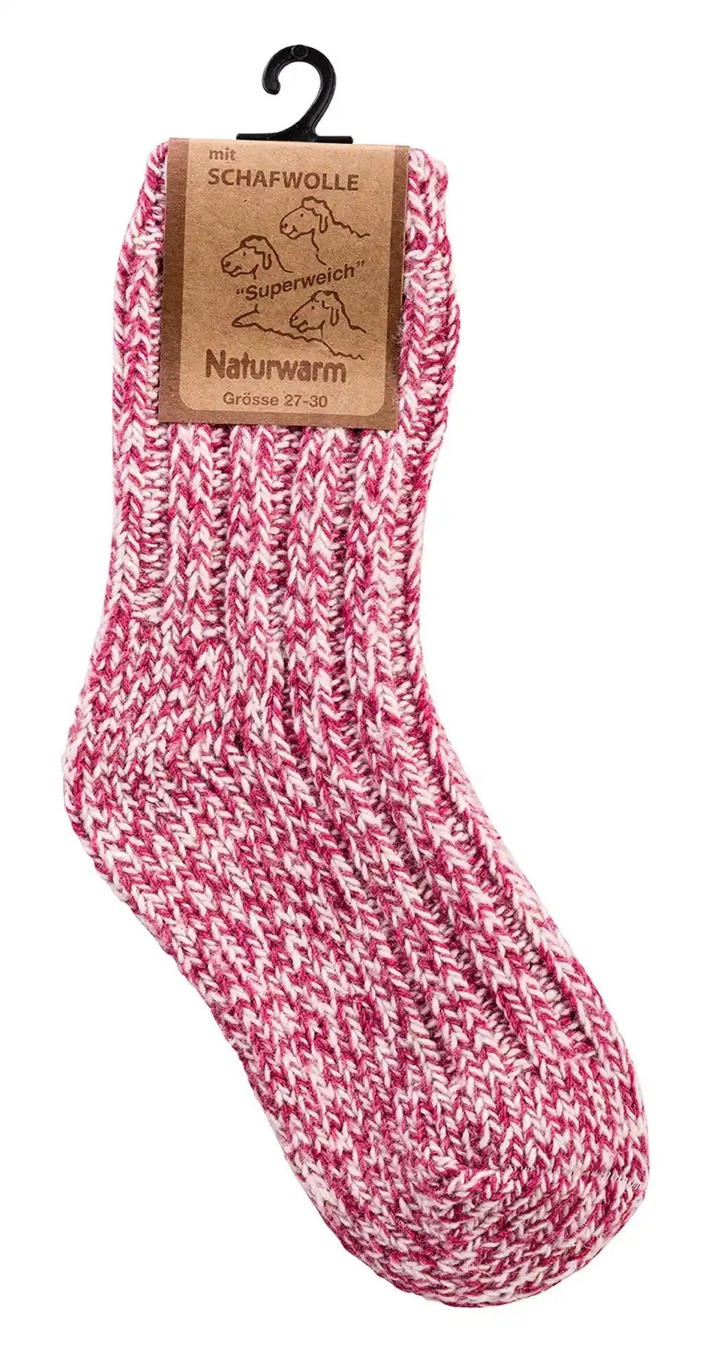 Eine gestrickte Kindersocke in rot-weißem Norwegermuster mit Schafwolle-Etikett, warm und naturweich, Größe 27-30, perfekt für den Winteralltag