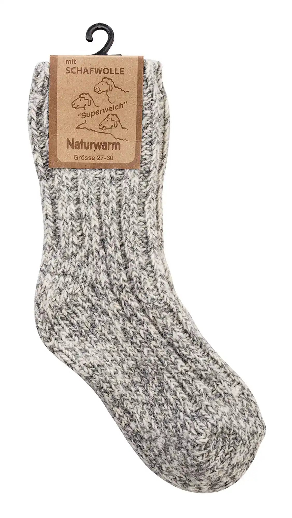 Gestrickte Schafwollsocke in grau-weißem Melange-Muster mit Naturwarm-Etikett am schwarzen Kleiderbügel, Größe 27-30, superweich und warm