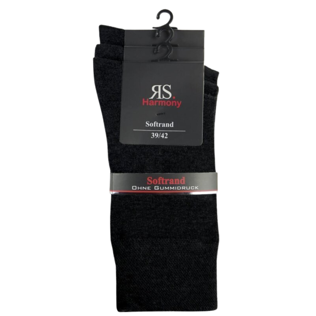 RS Harmony Businesssocken mit Softrand, 3 Paar schwarze Herrensocken mit Produktverpackung, ohne Gummidruck, Größe 39/42 auf Kleiderbügel präsentiert