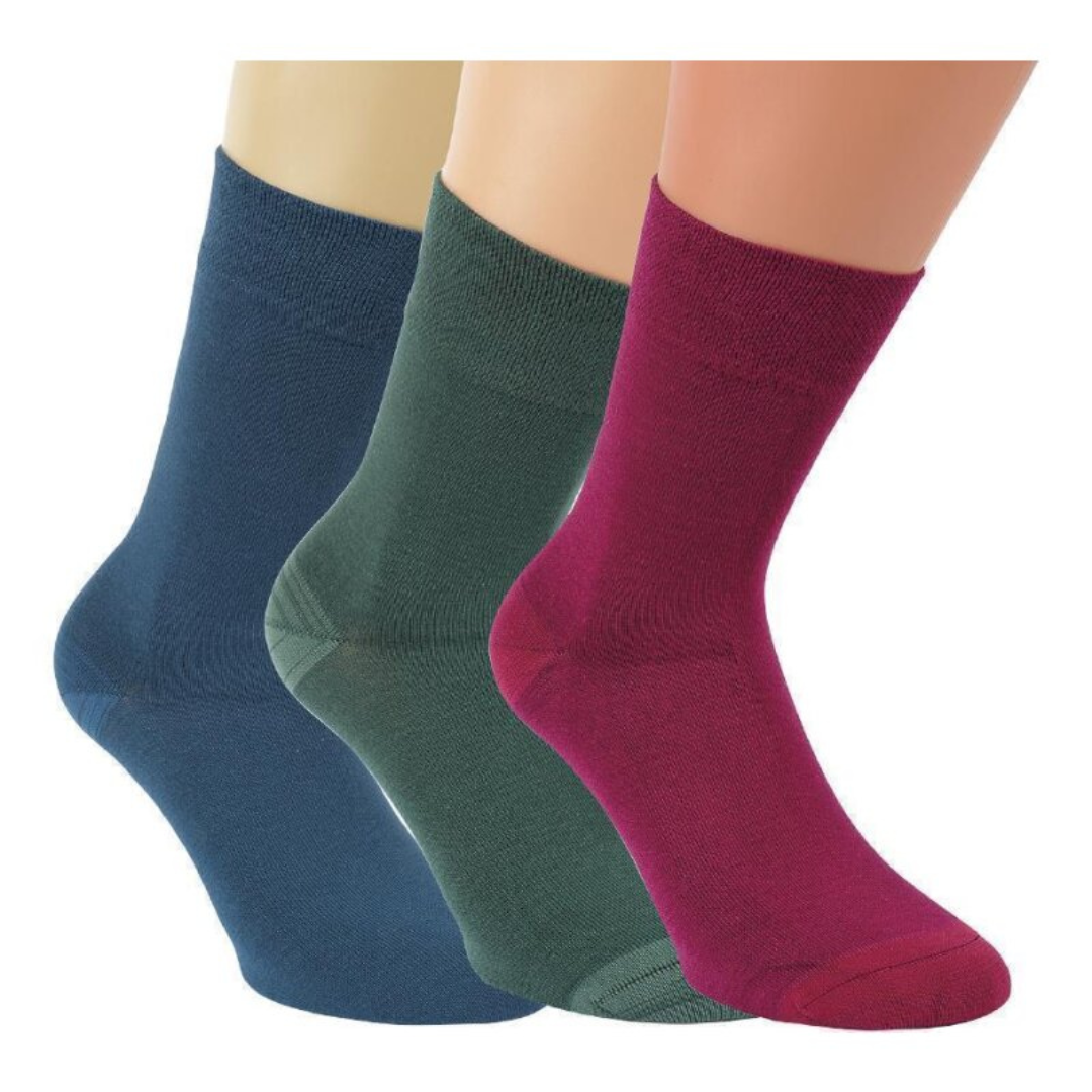 Farbenfrohe Bambus Viskose Socken unisex in drei verschiedenen Farben - dunkelblau, tannengrün und weinrot - nebeneinander präsentiert auf transparenten Sockenhaltern, zeigen die weiche Struktur und den Komfortbund der atmungsaktiven Bambussocken