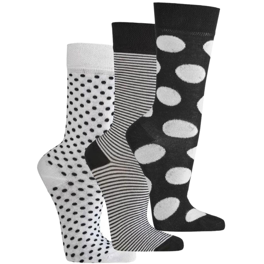 Das bild zeigt Bambussocken in 3 unterschiedlichen Versionen. Die Socken wurden in schwarz und weiß gehalten.