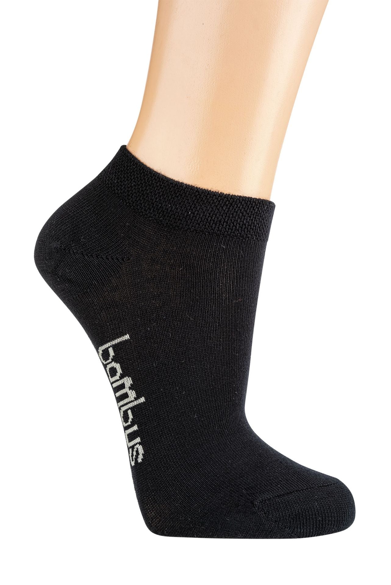 Schwarze Bambus Viskose Sneaker Socken mit verstärkter Spitze und Ferse auf Fuß
