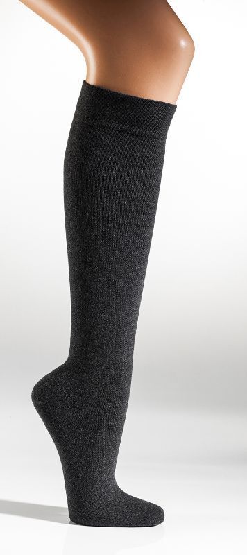 Das Bild zeigt einen Reisestrumpf der knielang ist und fein gestrickt. Den erhälst du bei uns in unterschiedlichen Farben und Größen. Farbe Schwarz - - #tag1# - #tag3# - #tag4# - - #foot-art# - - #foot-art# - - #foot-art# - - #foot-art#