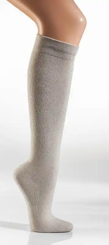 Das Bild zeigt einen Reisestrumpf der knielang ist und fein gestrickt. Den erhälst du bei uns in unterschiedlichen Farben und Größen. Hier in der Farbe Weiß mit breitem bund - - #tag1# - #tag3# - #tag4# - - #foot-art# - - #foot-art# - - #foot-art# - - #foot-art#