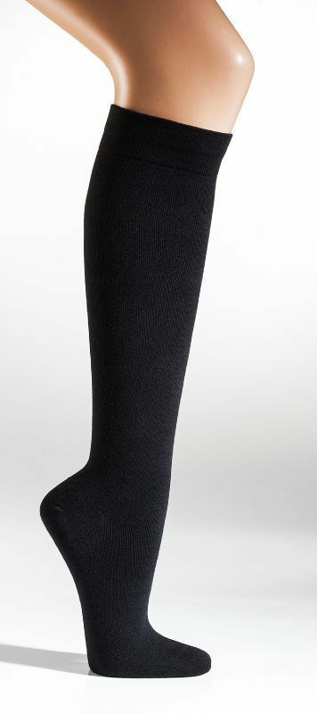 Das Bild zeigt einen Reisestrumpf der knielang ist und fein gestrickt. Den erhälst du bei uns in unterschiedlichen Farben und Größen. Schwarz ist der zeitlose klassiker - - #tag1# - #tag3# - #tag4# - - #foot-art# - - #foot-art# - - #foot-art#