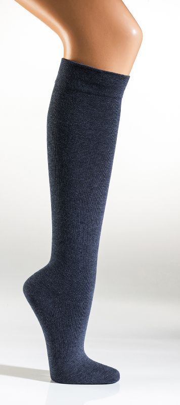 Jeansfarbene Reisestrümpfe knielang am Bein, bequeme Stützstrümpfe unisex