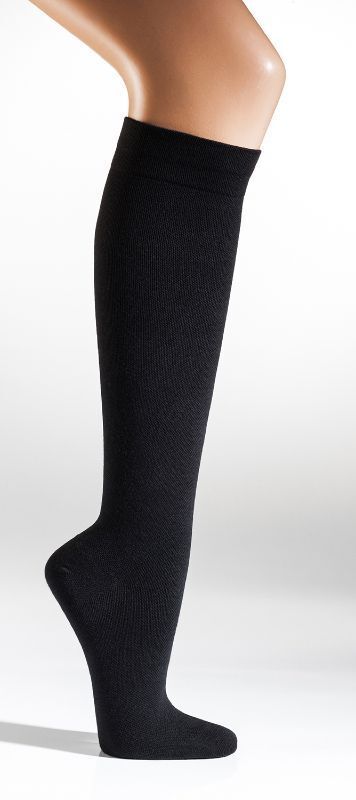 Schwarze Reisestrümpfe knielang in Seitenansicht, Stützstrümpfe für lange Sitzphasen