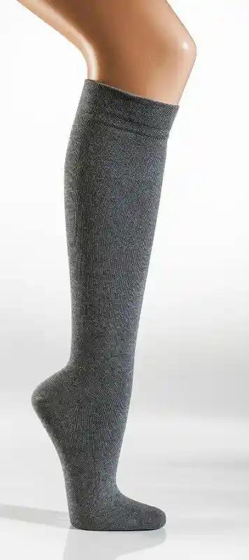 Silberfarbene Reisestrümpfe knielang am Bein, Stützstrümpfe für Flugreisen und Alltag