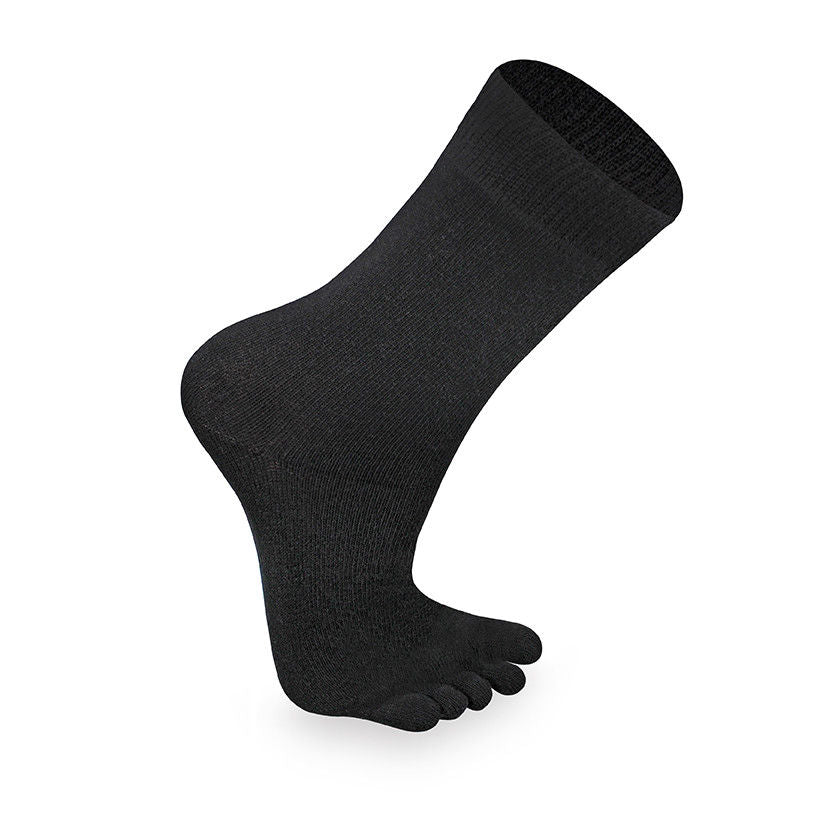 Auf dem Bild siehst du Eine Zehensocke in schwarz. Die Socke ist fein gestrickt und wenn man das Material berücksichtigt eine gute Wahl für den Sommer. 