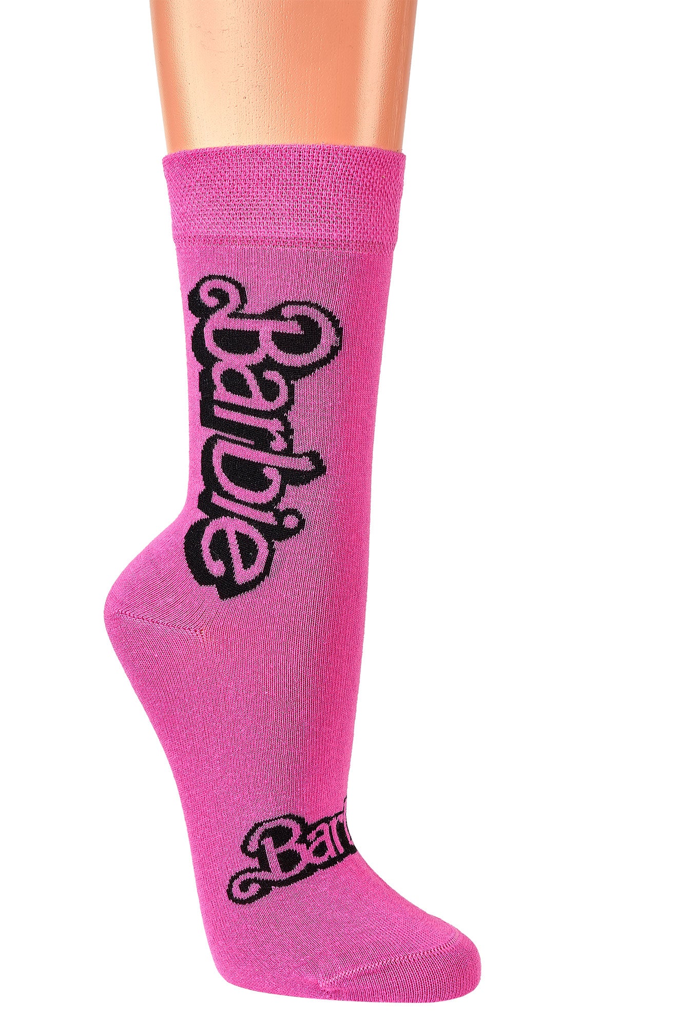 Barbie angesagte Socken für Mädchen und Damen: Pinke Baumwollsocke mit schwarzem Barbie-Logo-Aufdruck, auf einem transparenten Sockendisplay präsentiert. Die Socke zeigt ein klassisches Design mit Rippenbündchen.