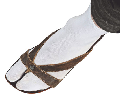 Bambus Viskose Tabi-Socken in weiss, getragen mit brauner Ledersandale, ideal für Zehentrenner und Flip-Flops, aus der 3-15 Paar Bambus Viskose Sandalen Socken Kollektion