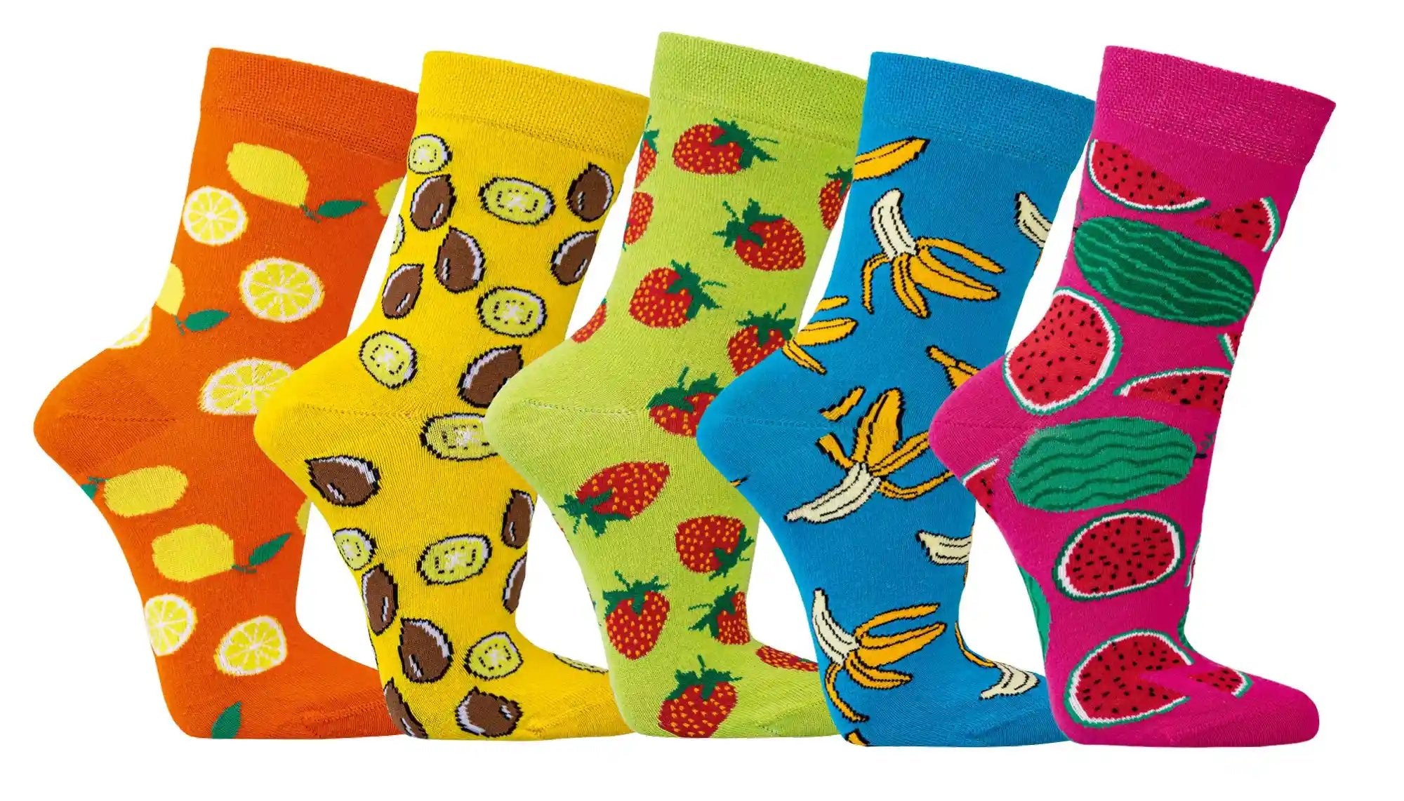 3 Paar bunte Socken mit verschiedenen fröhlichen Motiven viel Baumwolle: Fünf farbenfrohe Socken mit Fruchtmustern - Orange mit Zitrusfrüchten, Gelb mit Kokosnüssen, Grün mit Erdbeeren, Blau mit Bananen und Pink mit Wassermelonen in einer Reihe angeordnet.