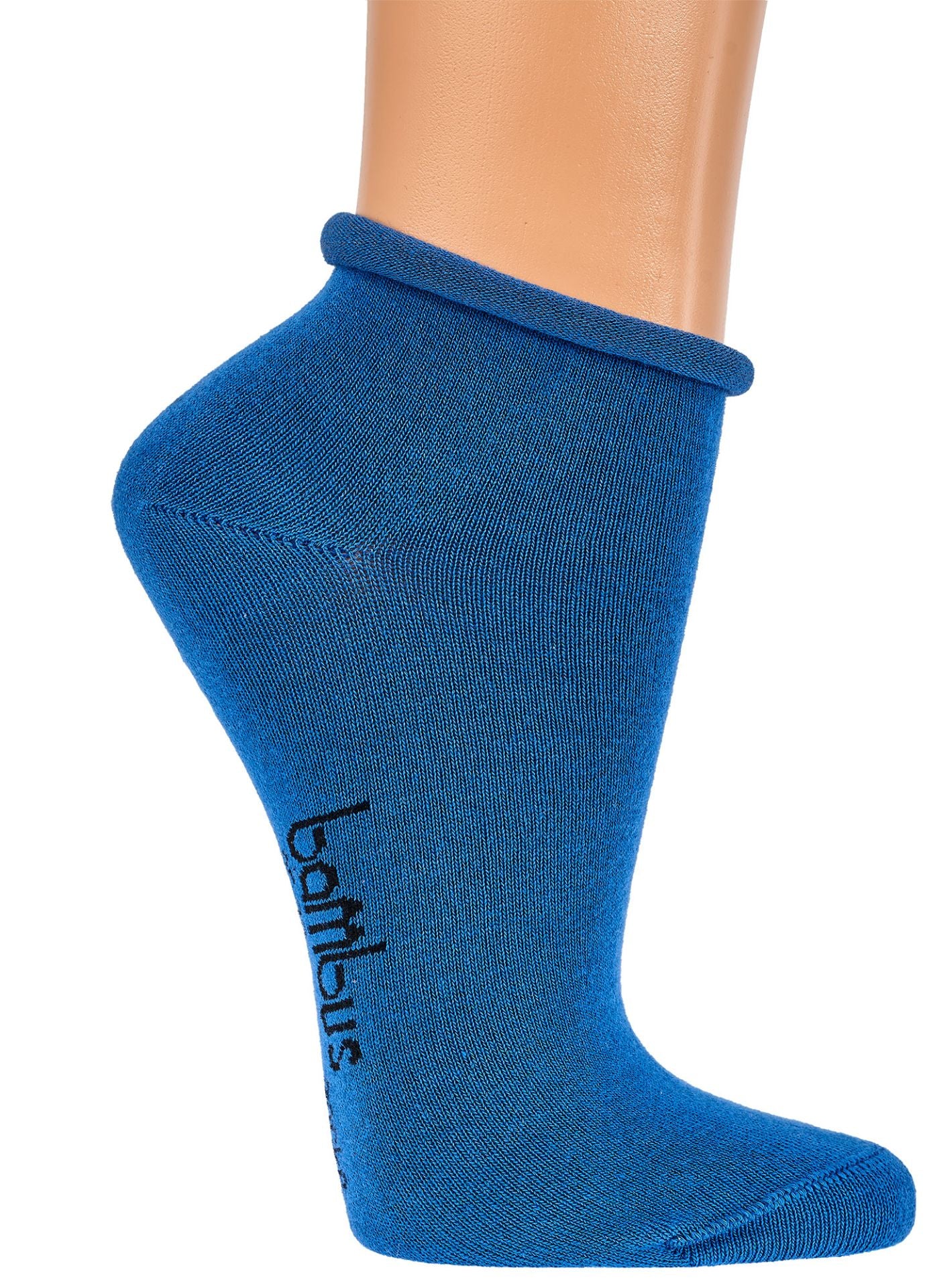 Auf dem Bild siehst du jeansfarbene Bambus Viskose Socken mit Rollrand. Bambus Schriftzug unter der Sohle.