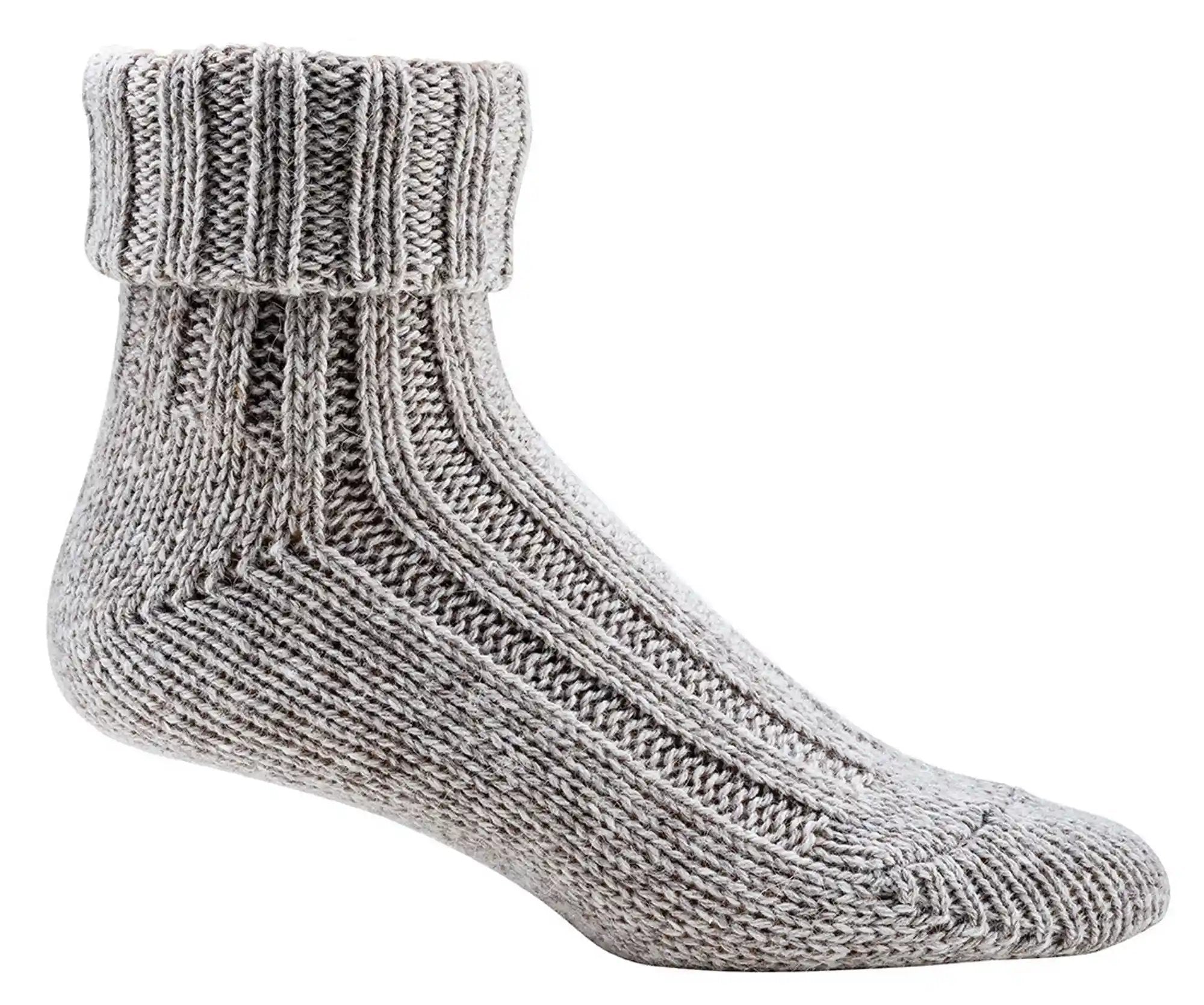 Nahaufnahme einer grauen Socke mit Alpakawolle und Schafwolle angezogen.