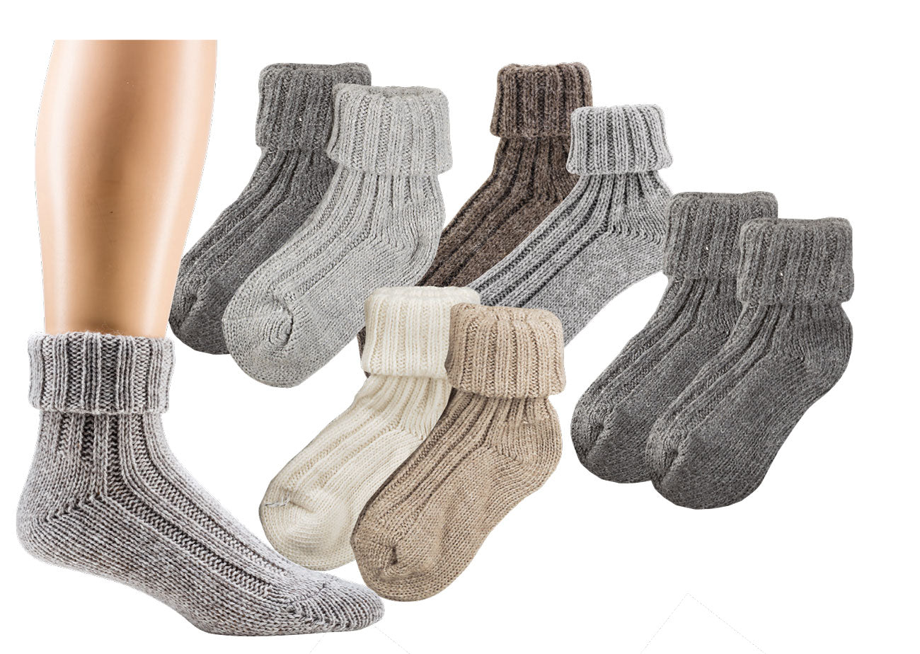  Wollsocken mit Umschlag. In den Farben grau, braun, natur und beige.