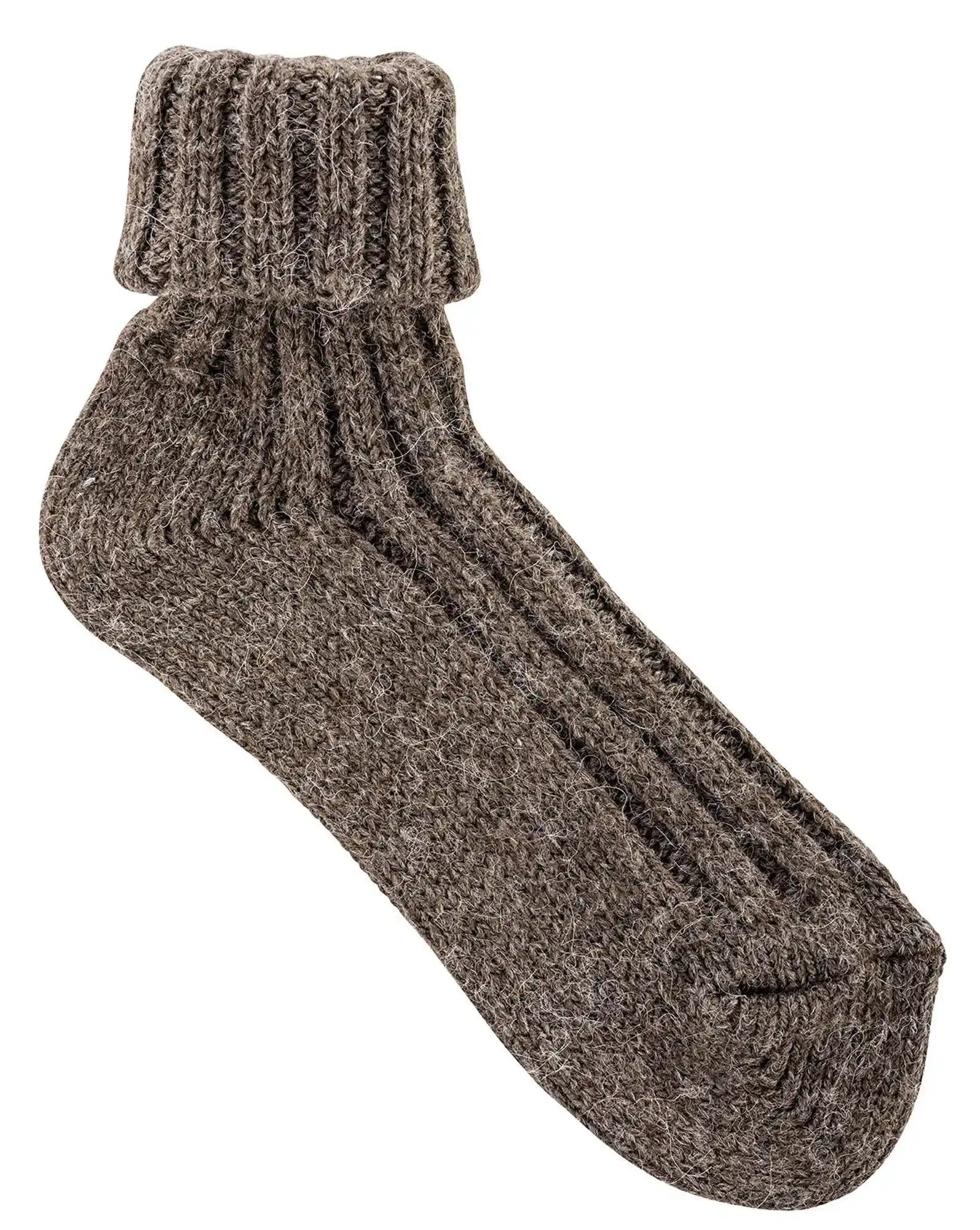 Nahaufnahme einer braunen Socke mit Alpakawolle und Schafwolle.