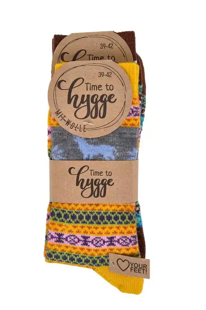 3 oder 6 Paar bunte Norweger Socken mit Elch-Muster: Hygge Wollsocken in gelb-grau mit traditionellem skandinavischem Design, Produktverpackung mit Hygge-Label und Größenangabe 39-42