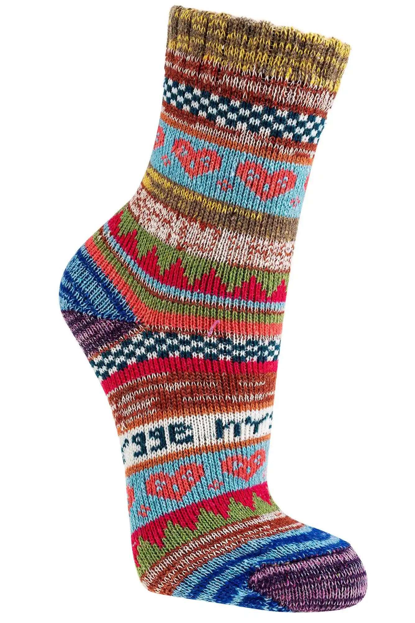 3 oder 6 Paar bunte Norweger Socken mit schönem Hygge Muster, gestrickt in traditionellem nordischen Design mit Herz- und Streifenmuster in leuchtenden Farben wie Rot, Blau, Gelb und Grün, aus 90% Baumwolle für optimalen Tragekomfort