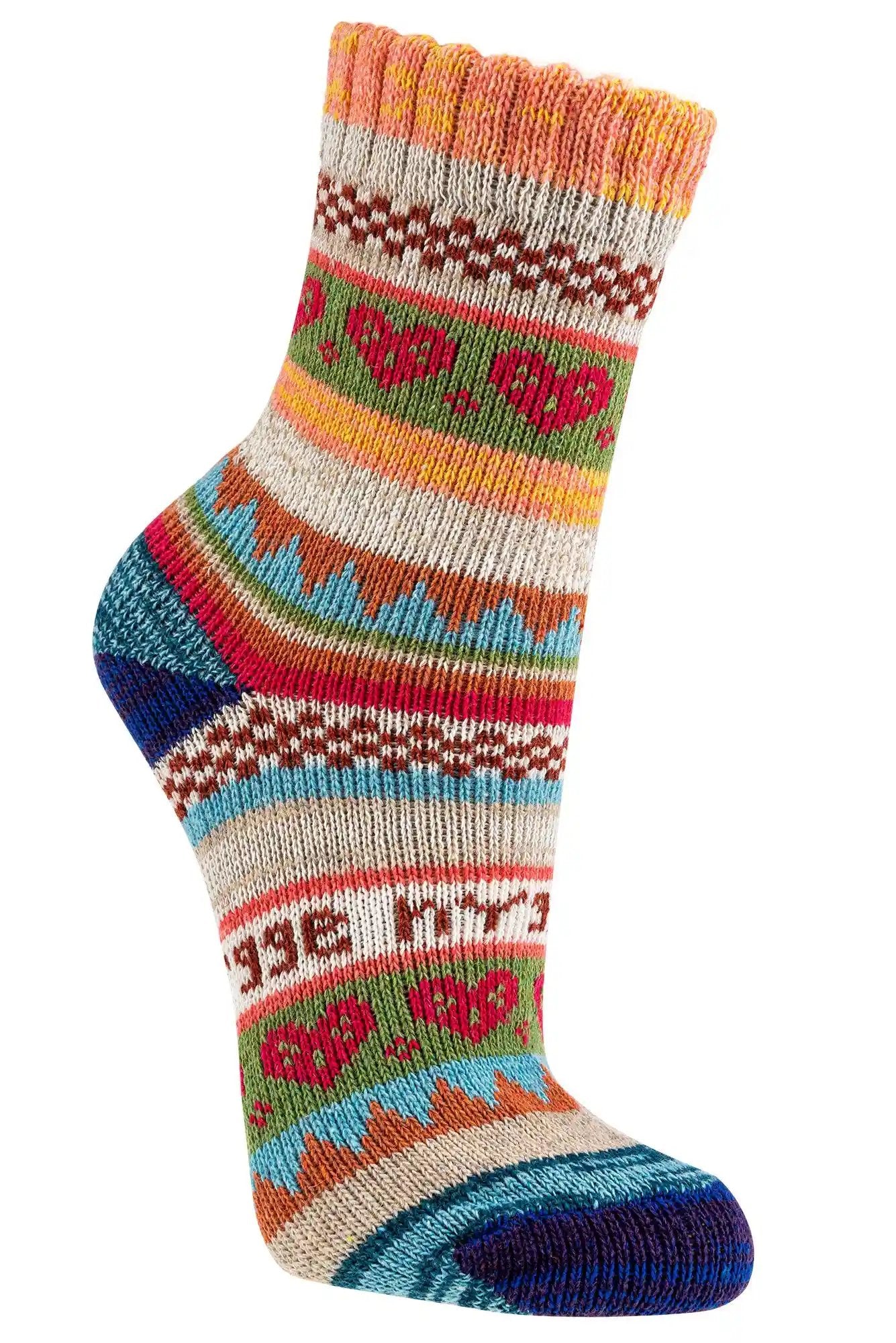 3 oder 6 Paar bunte Norweger Socken mit schönem Hygge Muster - gestrickte Baumwollsocken in fröhlichen Farben mit traditionellem norwegischem Design, geometrischen Mustern und Herzen in Orange, Rot, Grün und Blau