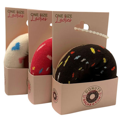 3 Paar bunte Damensocken Teenagersocken im Donutdesign in Einzelverpackungen, präsentiert in rosa Kartons mit Donut-Logo, erhältlich in den Farben Schwarz, Rot und Beige mit bunten Mustern