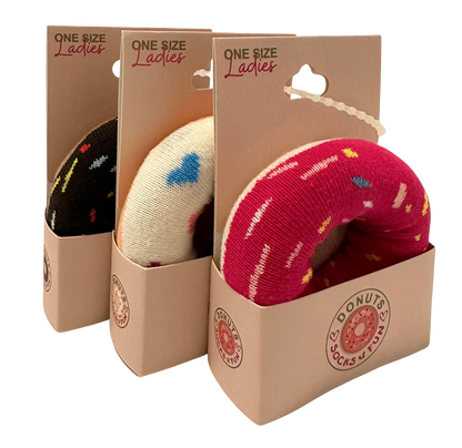 3 Paar bunte Damensocken Teenagersocken im Donutdesign in Verkaufsverpackung, schwarze, beige und rote Socken mit niedlichem Donutmuster in Einzelboxen präsentiert, One Size Ladies Kollektion