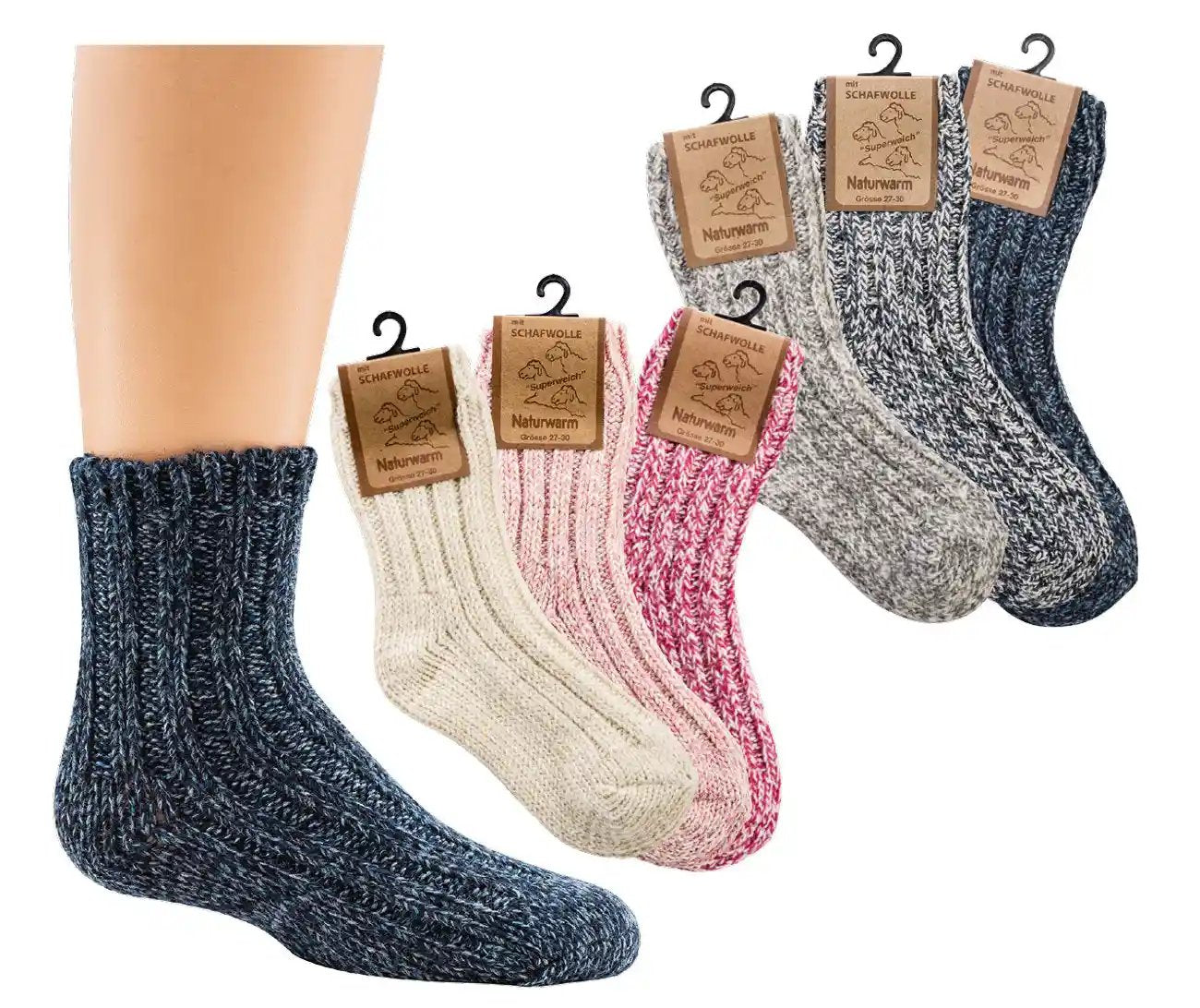 Norwegersöckchen für Kinder: 3 Paar warme, gestrickte Wollsocken in verschiedenen Farben wie marineblau, beige, rosa und grau, mit Produktetiketten an Kleiderbügeln präsentiert. Eine einzelne Socke am Bein getragen zeigt die Passform.