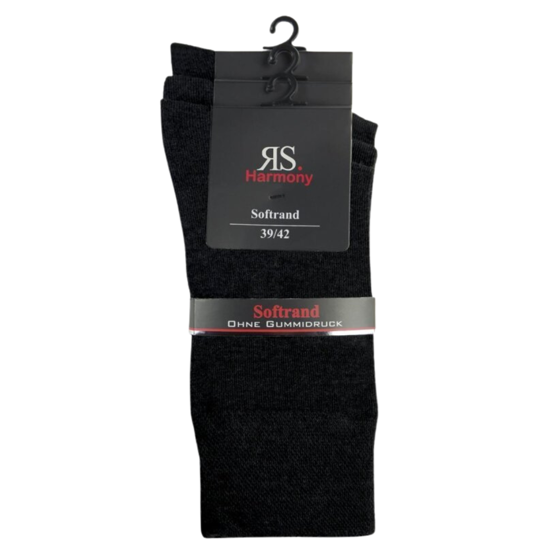 RS Harmony Businesssocken mit Softrand, 3 Paar schwarze Herrensocken mit Produktverpackung, hochwertige Baumwollsocken ohne Gummidruck, Größe 39/42 auf Kleiderbügel präsentiert