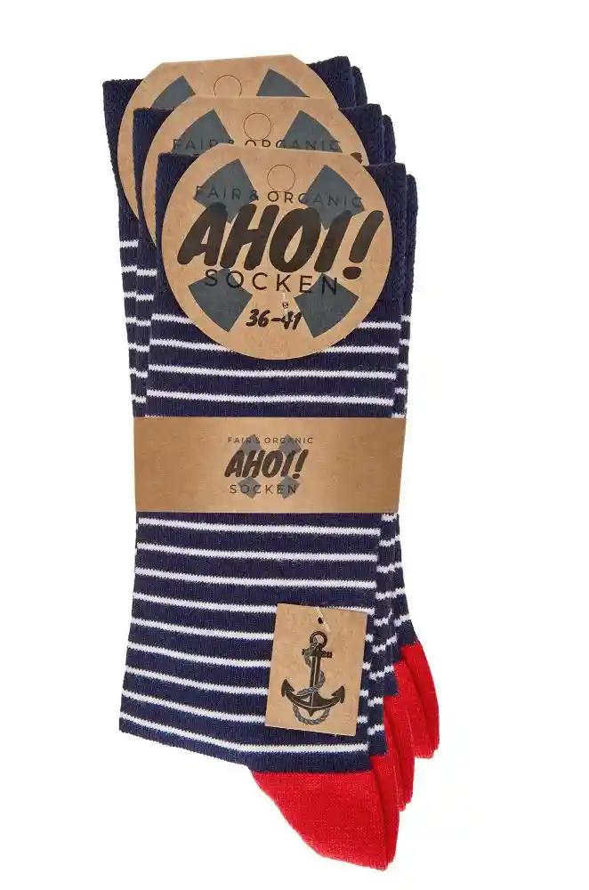 3 oder 6 Paar Biosocken mit 98% Biobaumwolle: Marineblaue Streifensocken mit Anker-Logo, roter Ferse und weißen Streifen, verpackt mit Ahoi-Socken Produktetikett