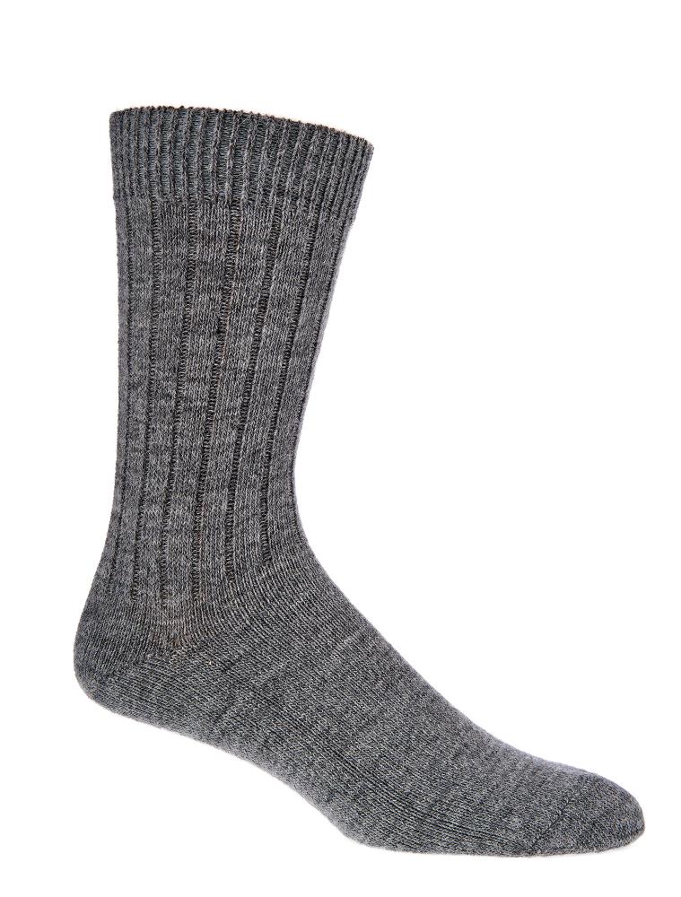 Graue gerippte Wollsocke aus 65% Schafwolle und 35% Alpakawolle, Teil des 2 oder 4 Paar Sets warme Natursocken, einzeln fotografiert auf weissem Hintergrund