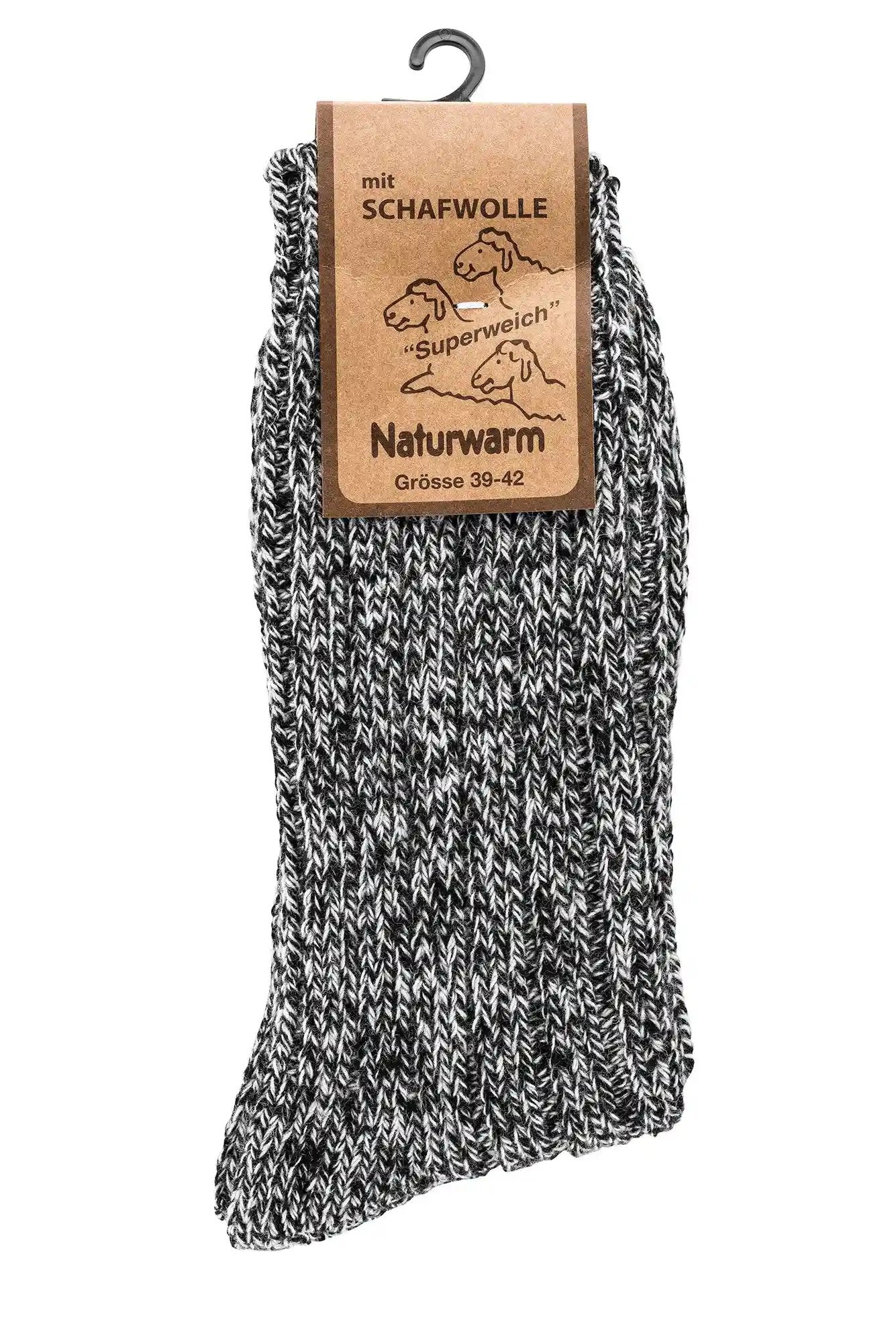 3 oder 6 Paar warme Norweger Socken mit Schafwolle, gestrickt in schwarz-weißem Muster, mit Naturwarm Etikett und Kleiderbügel präsentiert, Größe 39-42