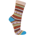 Zeigt eine Norwegersocke die bunt ausgebildet wurde. Die Ferse und die Spitze sind blau abgesetzt. Warme Socken für den täglichen gebrauch.