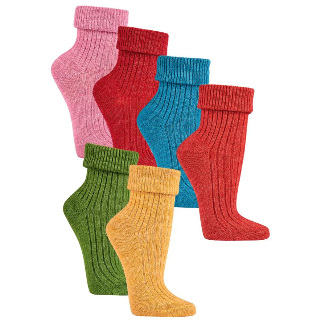 Das Bild zeigt sechs Paar Wollsocken in kräftigen Farben: Rosa, Rot, Türkis, Grün, Gelb und Orange. Schafwollsocken - Socken - #tag1# - #tag3# - #tag4# - Socken - #foot-art# - Socken - #foot-art#