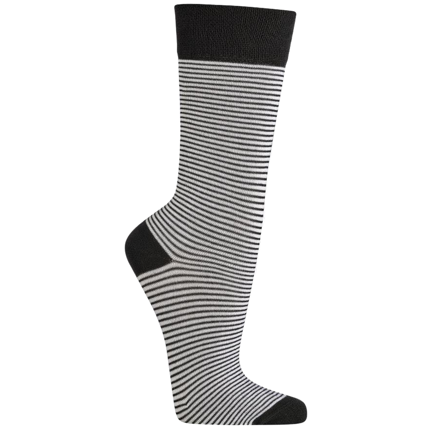 Zeigt die Socke in weiß mit schwarzem bund schwarzer ferse und spitze sowie mit sehr feinen ringeln versehen.