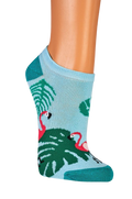 hier sind die Socken in der Farbe hellblau abgebildet mit dunkelgrünen Blättern sowie roten Flamingos.