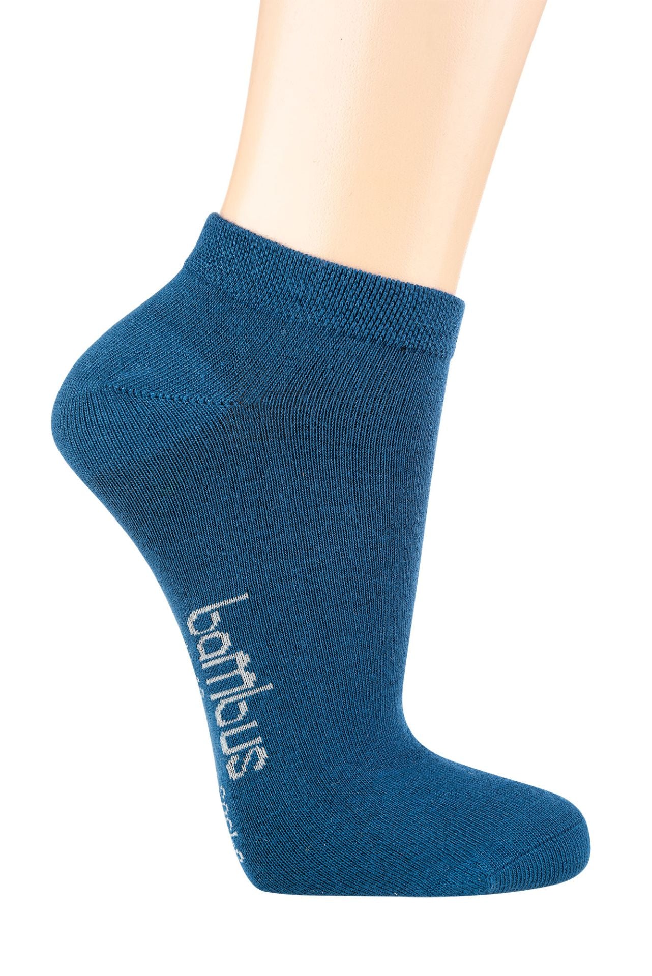 Bambus Viskose Sneaker Socken in jeans mit weicher Passform auf Fuß gezeigt