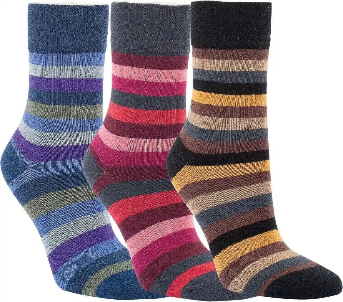 Gestreifte Bambus Viskose Socken in drei verschiedenen Farbkombinationen - blau/lila, rot/pink und schwarz/braun - mit weichem Softrand und handgekettelte Fußspitze für maximalen Komfort