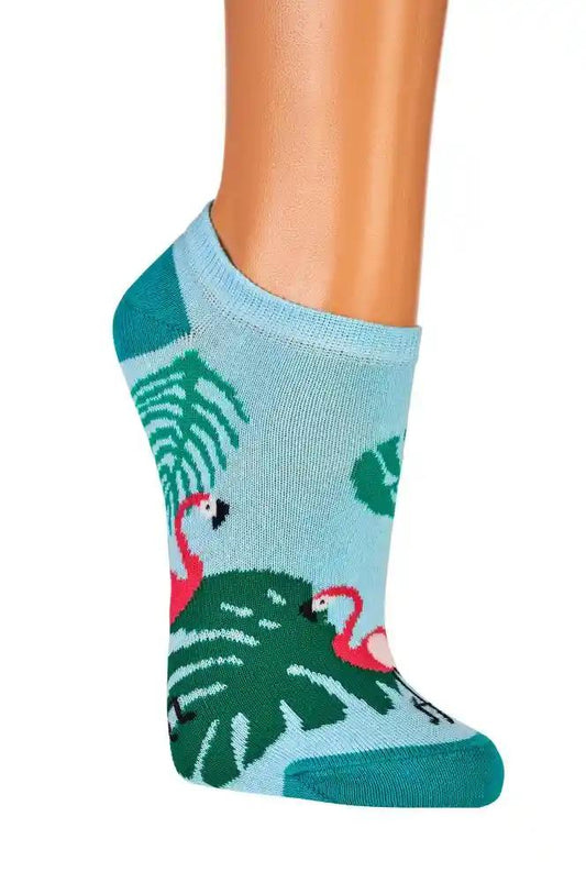 hier sind die Socken in der Farbe hellblau abgebildet mit dunkelgrünen Blättern sowie roten Flamingos.